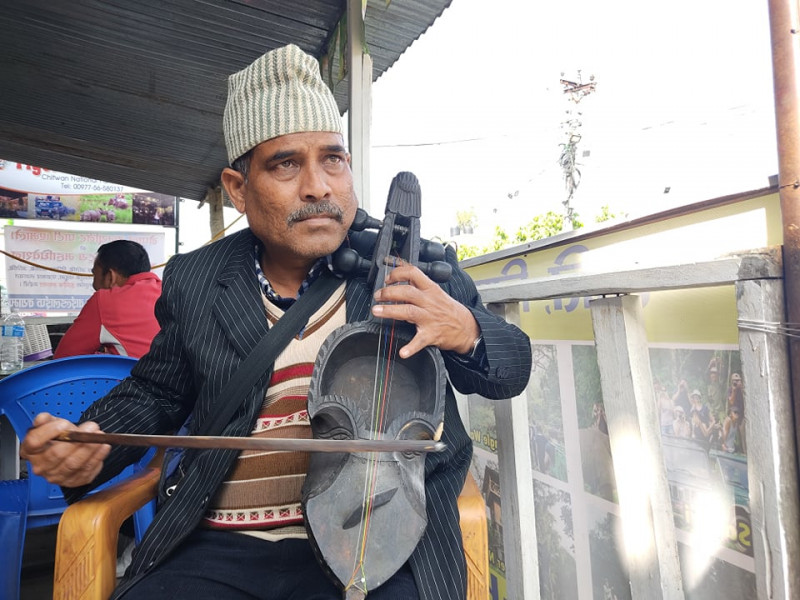 सडकमा सारङ्गी रेटेरै छोराहरूलाई क्याम्पस पढाउने राजु गायक